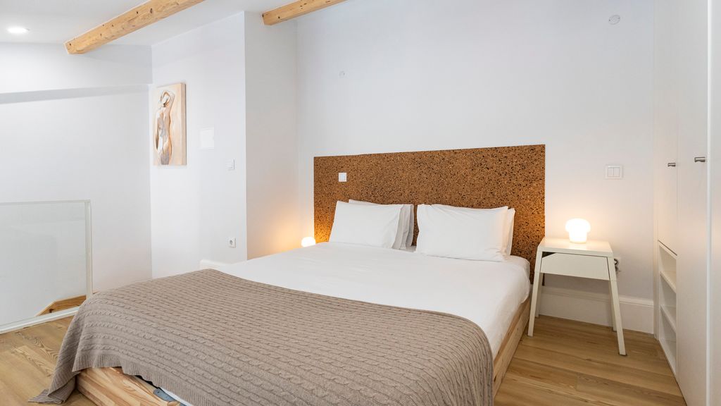 Stylish Duplex with Balcony in Porto by LovelyStay