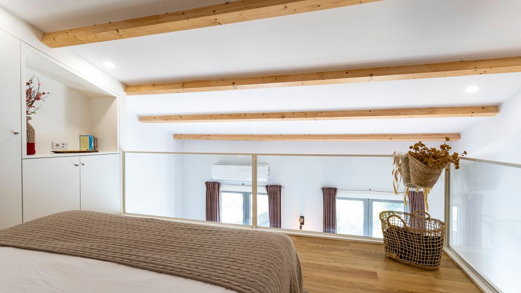 Stylish Duplex with Balcony in Porto by LovelyStay