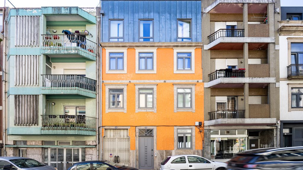 Stylish Duplex with Balcony in Porto by LovelyStay