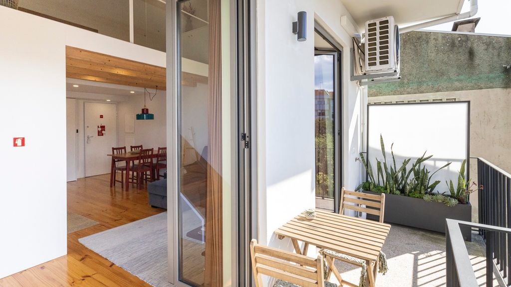 Stylish Duplex with Balcony in Porto by LovelyStay