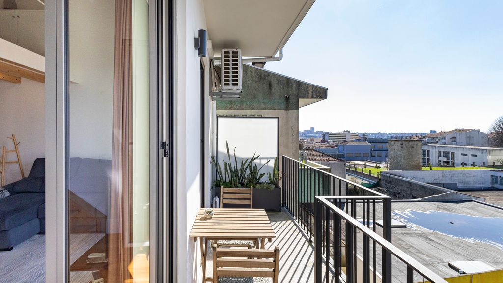Stylish Duplex with Balcony in Porto by LovelyStay