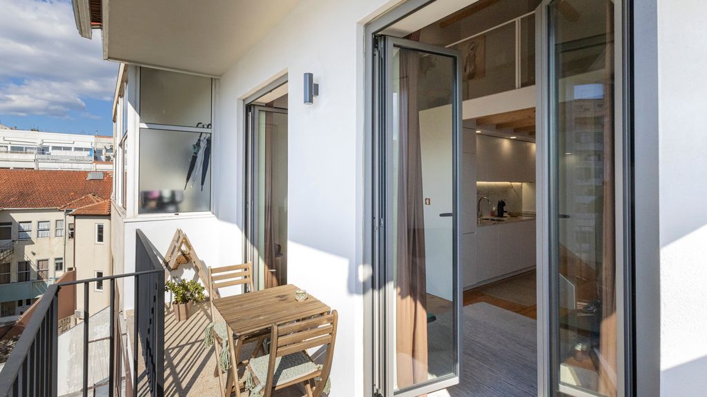 Stylish Duplex with Balcony in Porto by LovelyStay