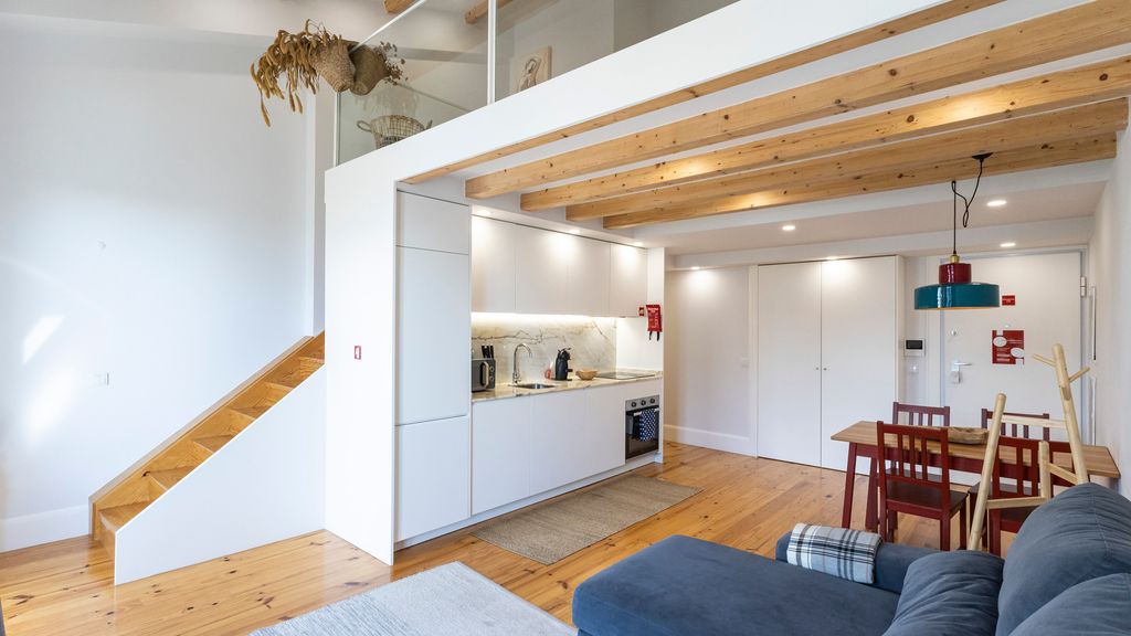 Stylish Duplex with Balcony in Porto by LovelyStay