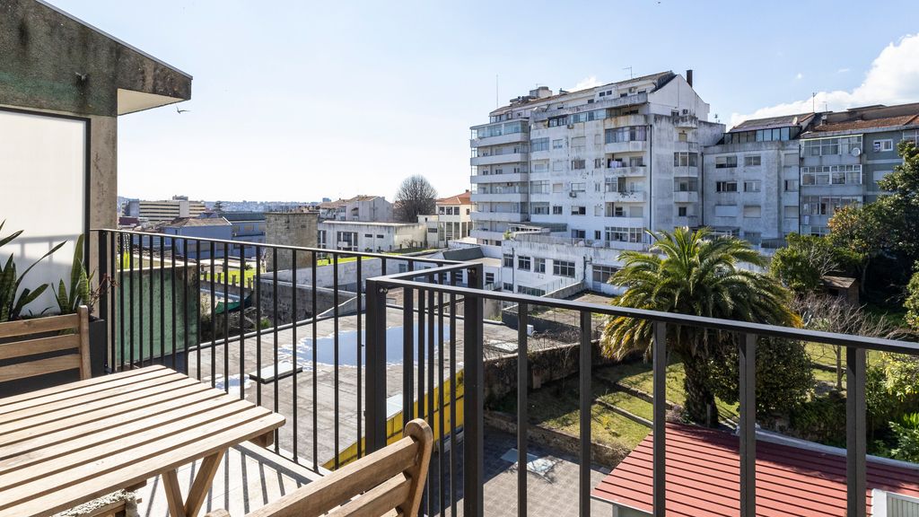 Stylish Duplex with Balcony in Porto by LovelyStay