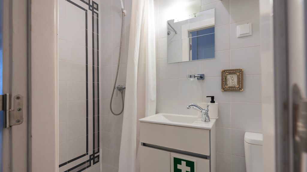 Portuguese Charm Guesthouse by LovelyStay - Room 1