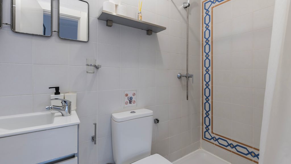 Portuguese Charm Guesthouse by LovelyStay - Room 2