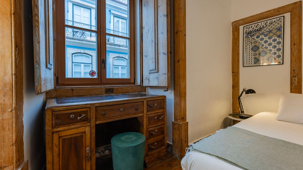Portuguese Charm Guesthouse by LovelyStay - Room 2