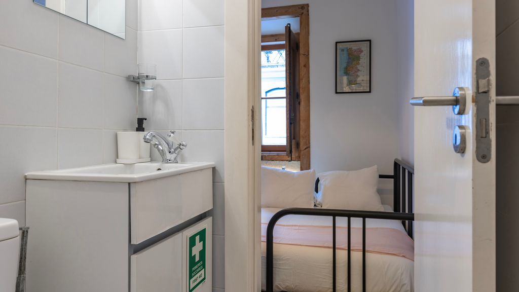Portuguese Charm Guesthouse by LovelyStay - Room 3