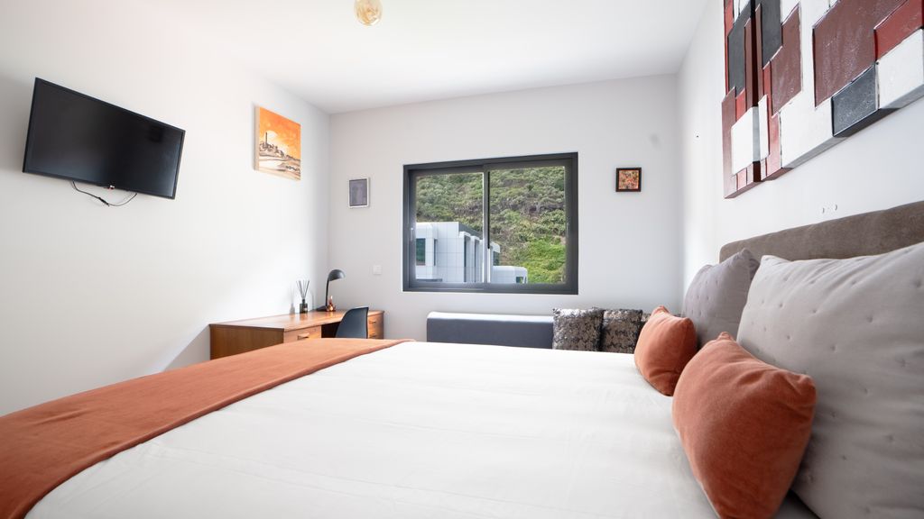 Brava Suite by LovelyStay