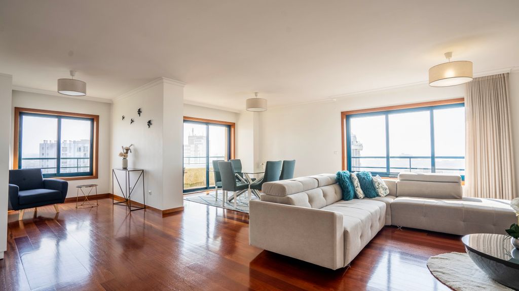 Seaside 3BR Flat in Póvoa by LovelyStay
