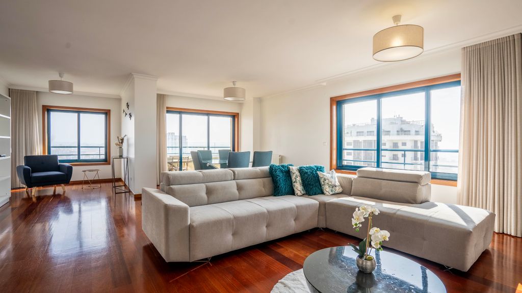 Seaside 3BR Flat in Póvoa by LovelyStay