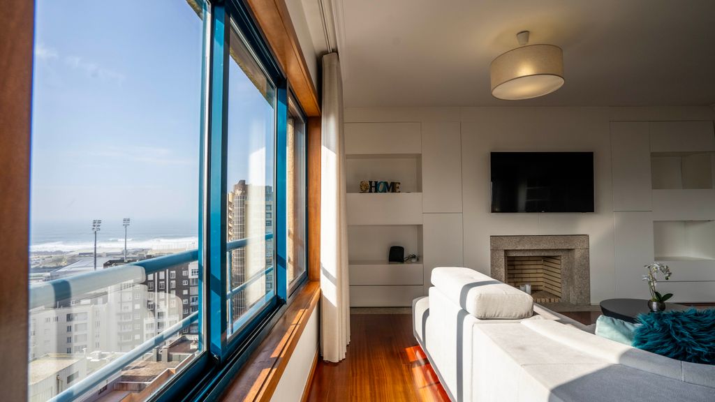Seaside 3BR Flat in Póvoa by LovelyStay