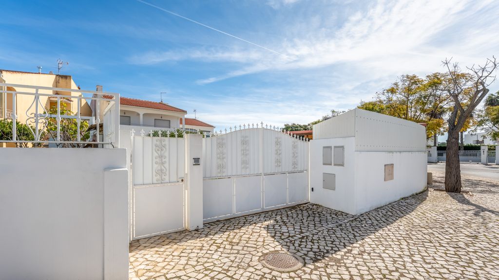 Sunny 3BDR Apt w/ Pool in Ferreiras by LovelyStay