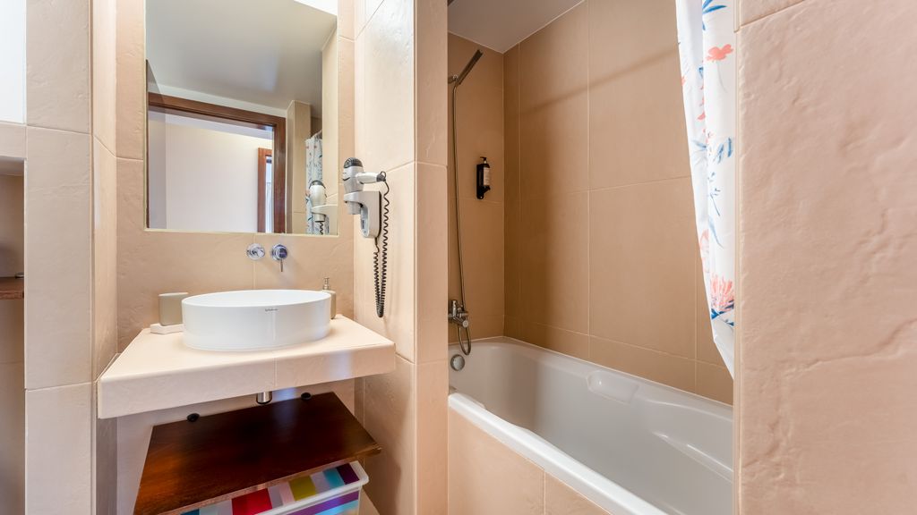 Seaside 3BDR Flat in Salgados w/Pool by LovelyStay