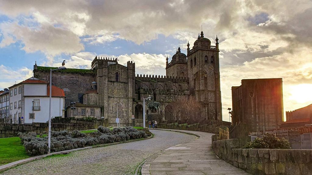 Great Flat & View in Historic Porto by LovelyStay