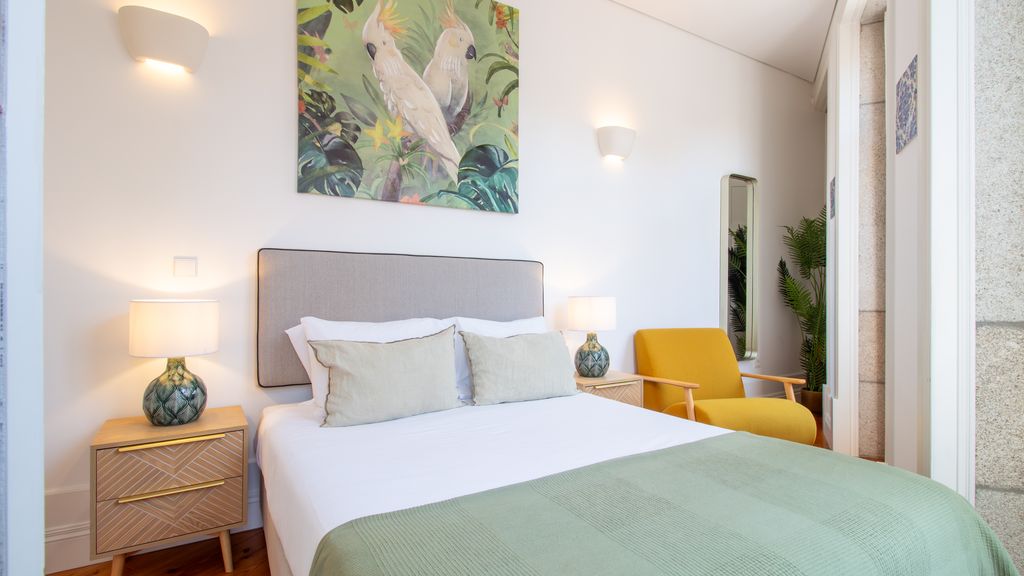 Bright Flat few steps to Aliados Av by LovelyStay