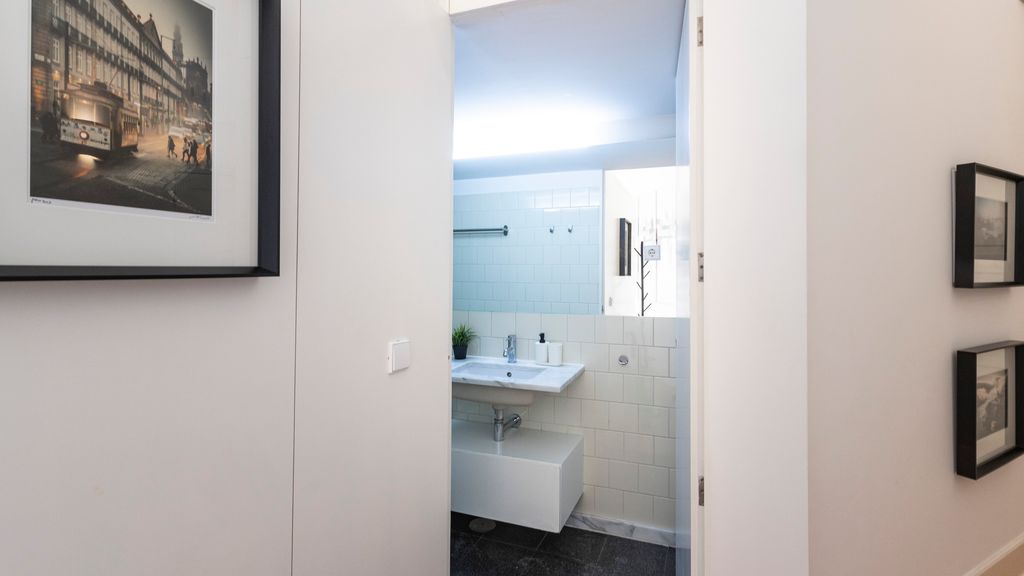 Bright Flat few steps to Aliados Av by LovelyStay