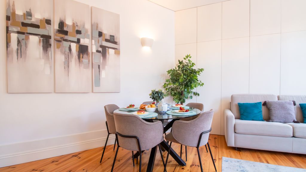 Bright Flat few steps to Aliados Av by LovelyStay