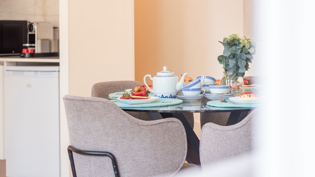 Bright Flat few steps to Aliados Av by LovelyStay