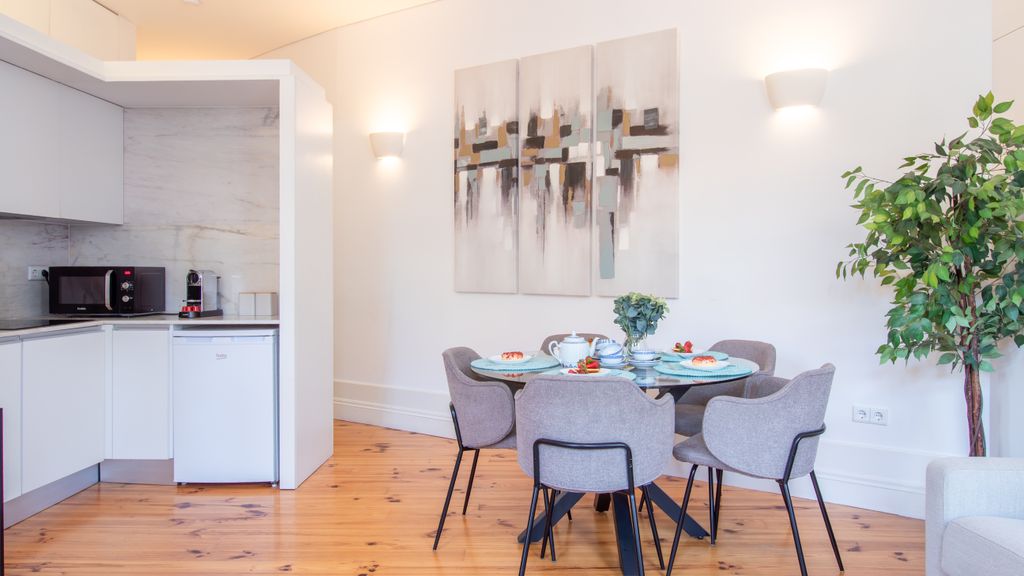 Bright Flat few steps to Aliados Av by LovelyStay