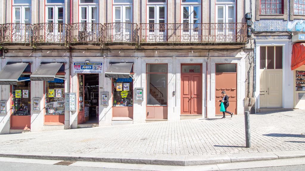 Bright Flat few steps to Aliados Av by LovelyStay