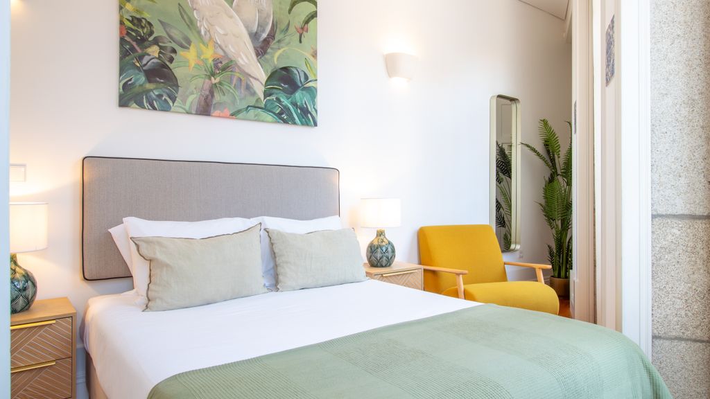 Bright Flat few steps to Aliados Av by LovelyStay