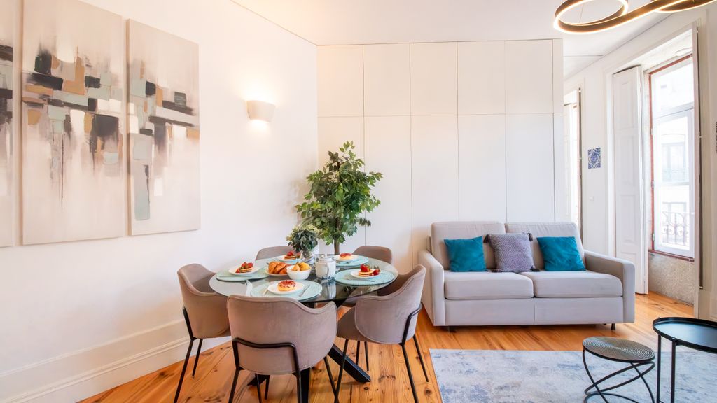Bright Flat few steps to Aliados Av by LovelyStay