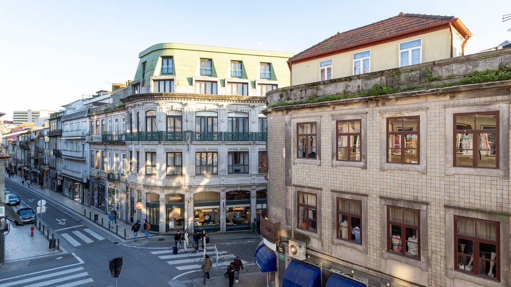 Bright Flat few steps to Aliados Av by LovelyStay