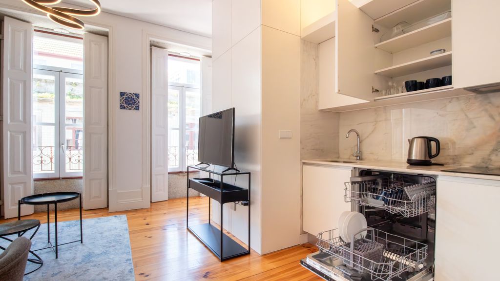 Bright Flat few steps to Aliados Av by LovelyStay