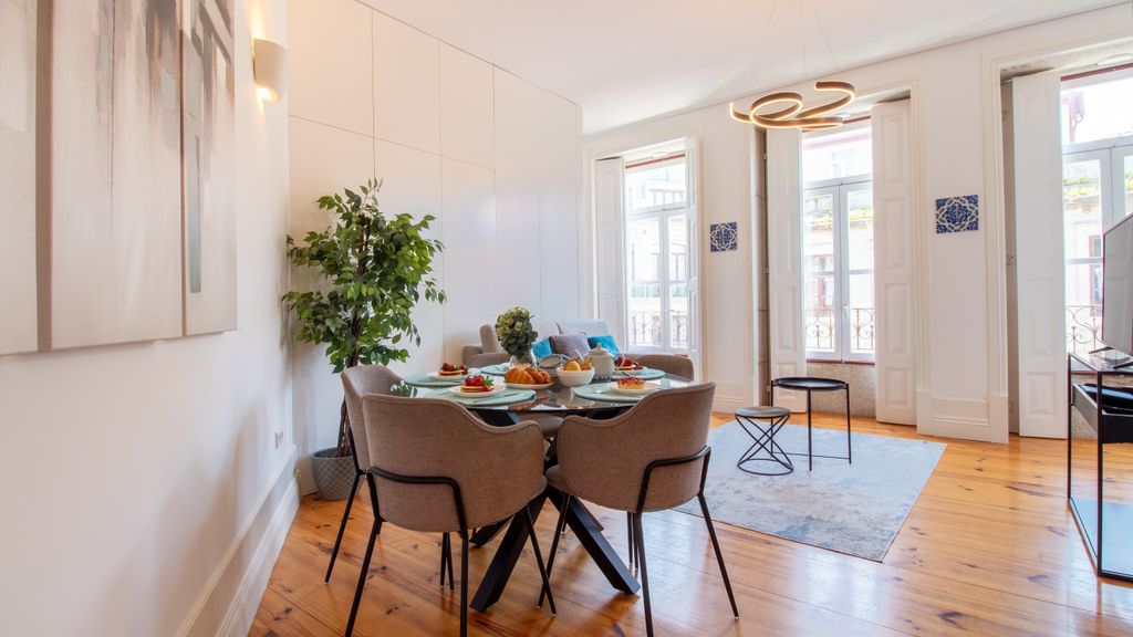 Bright Flat few steps to Aliados Av by LovelyStay