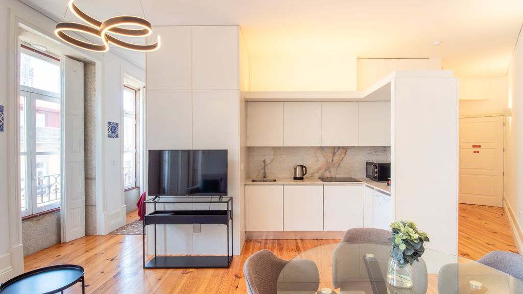 Bright Flat few steps to Aliados Av by LovelyStay