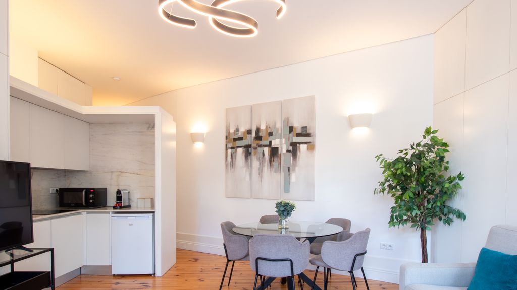 Bright Flat few steps to Aliados Av by LovelyStay