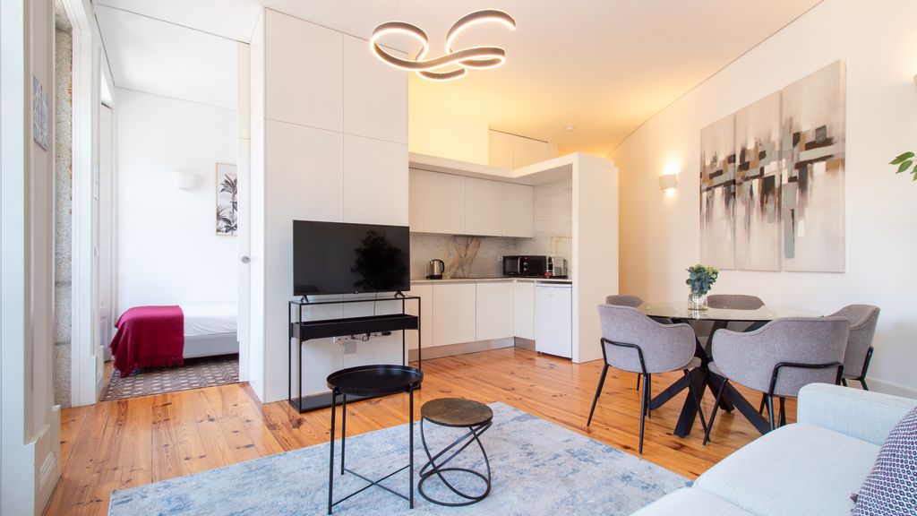 Bright Flat few steps to Aliados Av by LovelyStay