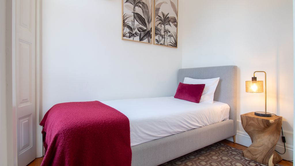 Bright Flat few steps to Aliados Av by LovelyStay