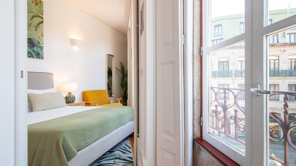 Bright Flat few steps to Aliados Av by LovelyStay