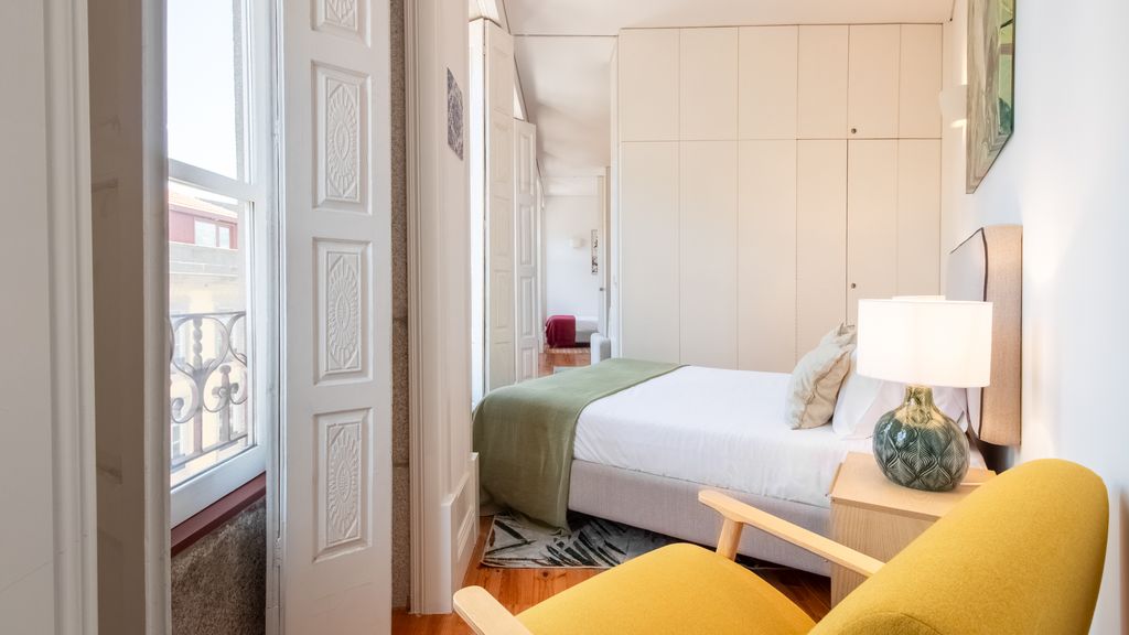 Bright Flat few steps to Aliados Av by LovelyStay