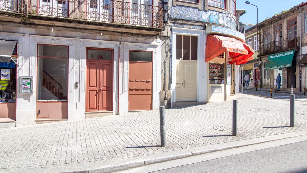 Bright Flat few steps to Aliados Av by LovelyStay