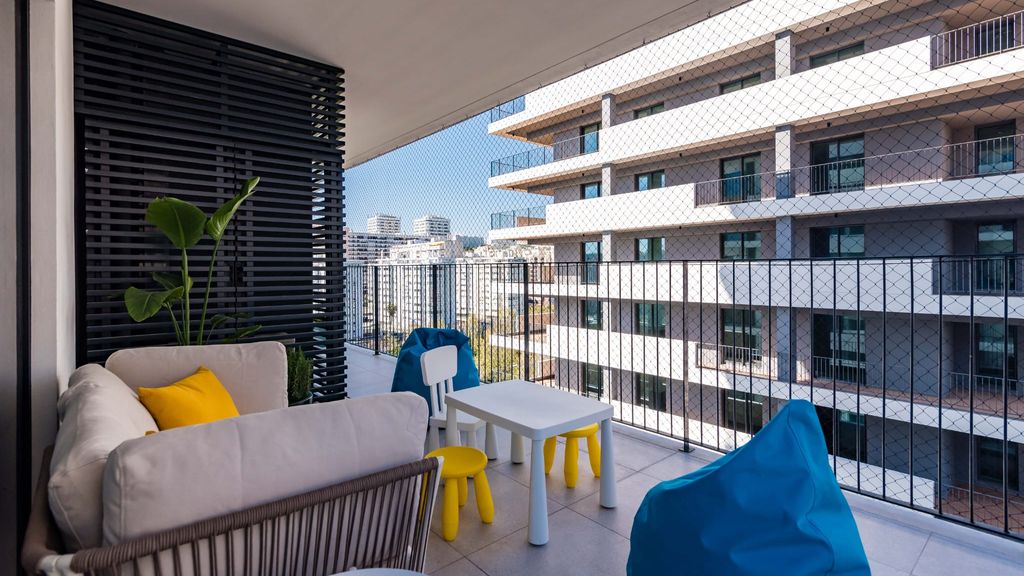 Miraflores Modern Apt w/ Balcony by LovelyStay