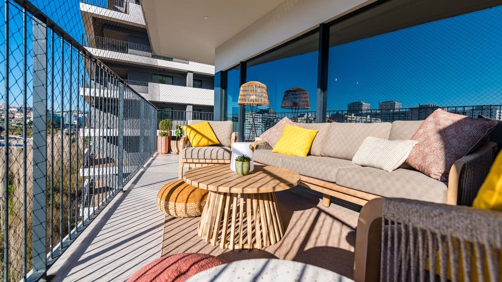Miraflores Modern Apt w/ Balcony by LovelyStay