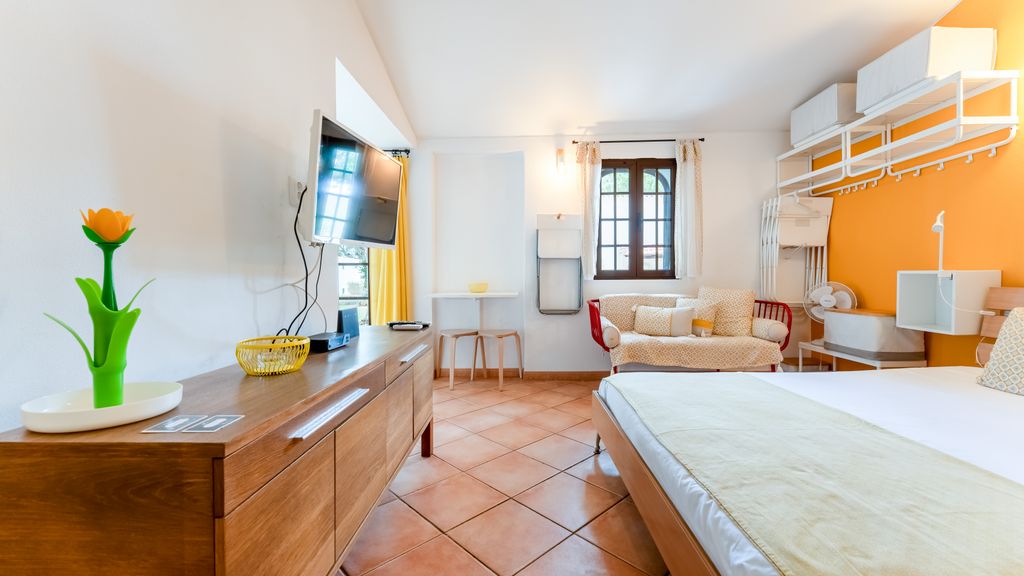 Charming Yellow Studio in Albufeira by Lovelystay
