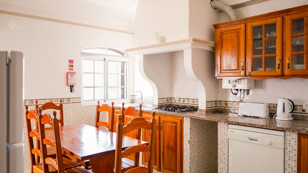 Altura House - Oasis w/ Terrace by LovelyStay