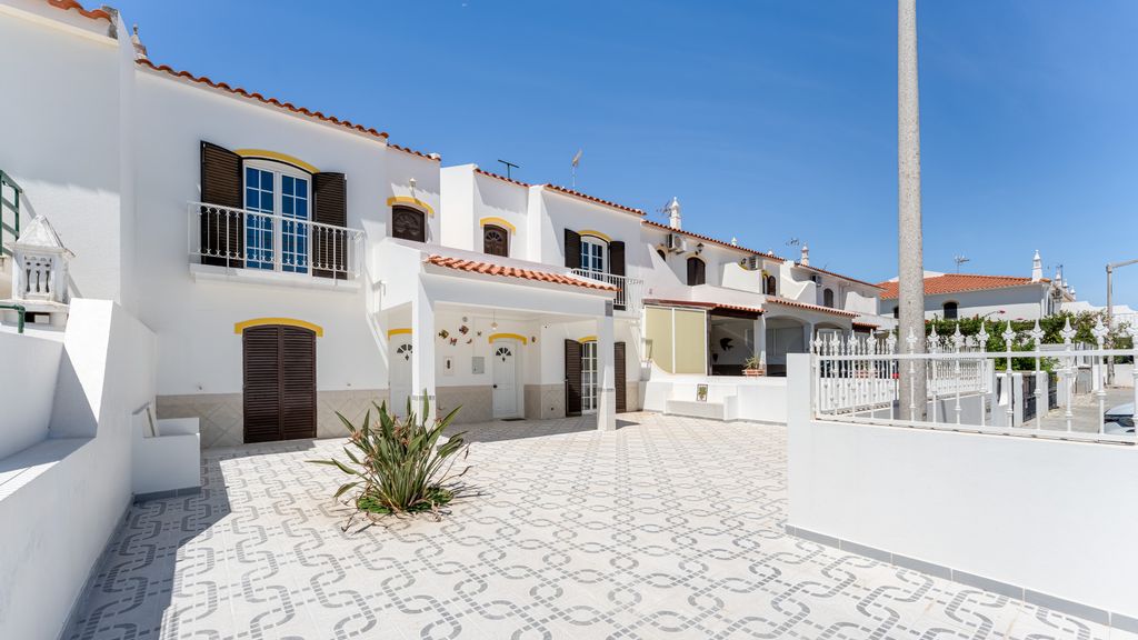 Altura House - Hideaway w/ Patio by LovelyStay