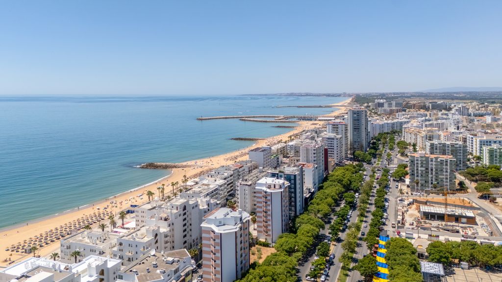 Elegant 2BDR Apartment in Quarteira by Lovelystay