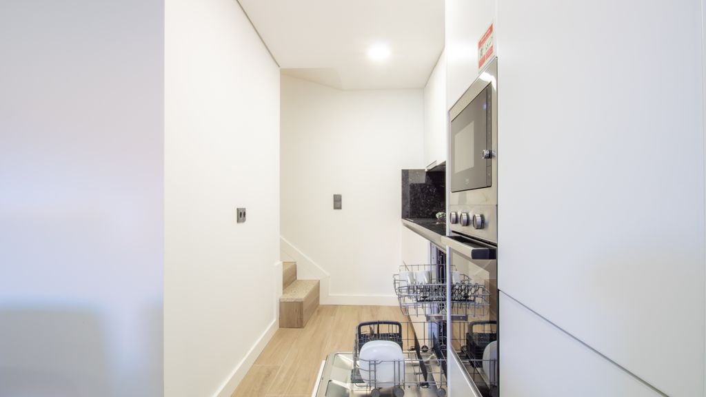 Quiet Duplex w/ Patio in Lapa by LovelyStay