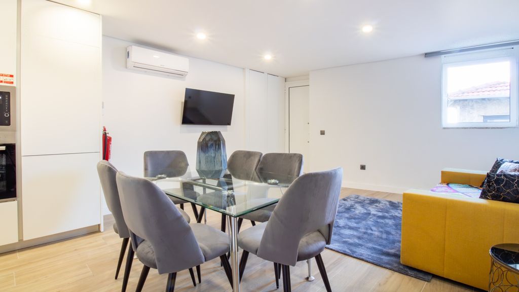 Quiet Duplex w/ Patio in Lapa by LovelyStay