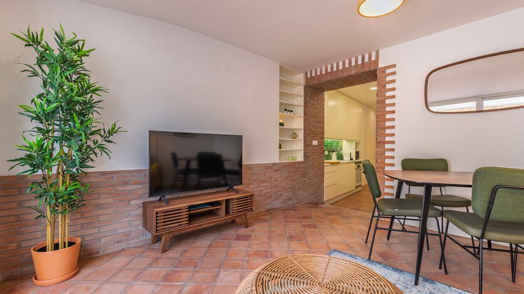 Sunny Garden 2BDR Apartment by LovelyStay