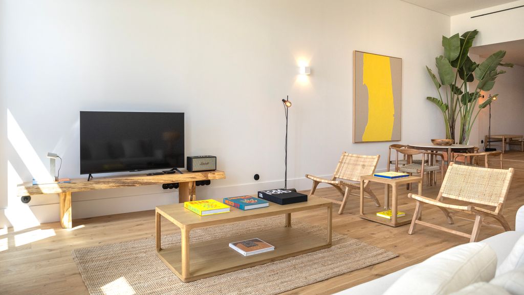 EDiTiON 147 - Luxury Beachfront Loft by LovelyStay