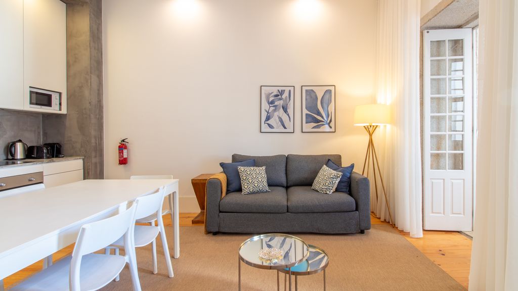 Dirk Apartment - Almada 3º T by LovelyStay