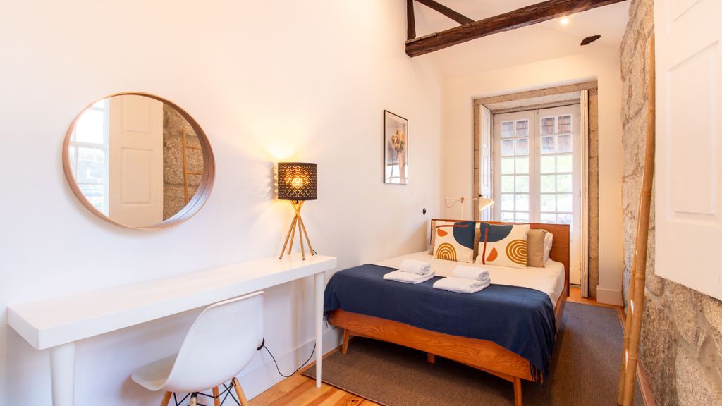 Dirk Apartment - Almada 3º T by LovelyStay