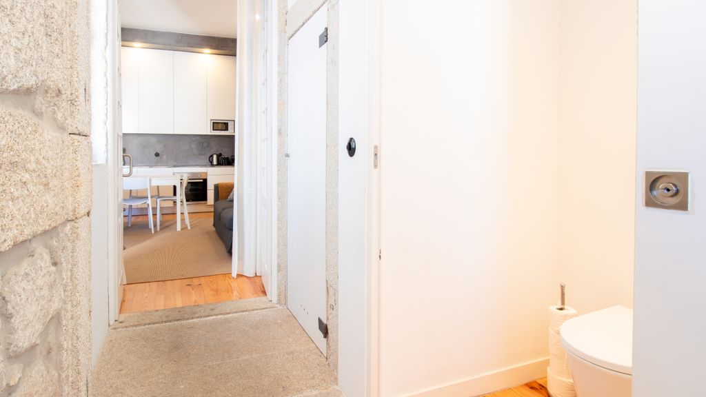 Dirk Apartment - Almada 3º T by LovelyStay